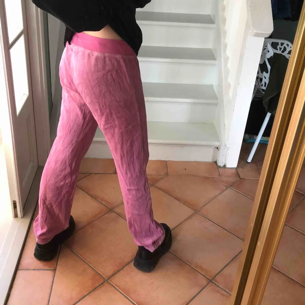pink low waisted pants, i’m 164cm and delivery is not included . Jeans & Byxor.