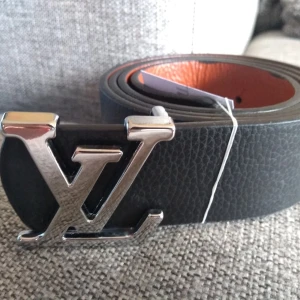 Yves Sant Laurent kopia Skärp - Skärp/Bälte kopia Yves Sant Laurent. Längd 110 cm bredd 3,5 cm  