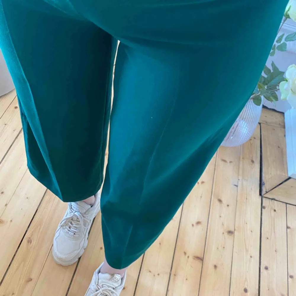 Skitsnygga lite kortare kostymbyxor från ZARA 🎀 De är superhöga i midjan och så fin grön färg, knappt använda (nypris ca 400kr då de är köpta i Spanien förra sommaren). Frakt tillkommer 💞. Jeans & Byxor.