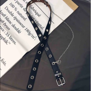  - Skärp i läder/skinn (fake) med öljetter och en 55cm lång kedja som går att ta bort/ändra plats på, helt nytt! Passar XS-L då det är 105cm långt (spännet inräknat) FRAKT INGÅR!