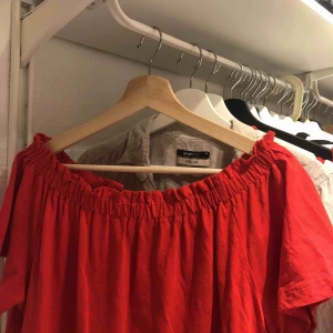  - Tshirt i offshoulder modell, stor i storleken. fint att ha instoppat (försökte visa på bild 2) i en tight kjol eller ett par jeans. 