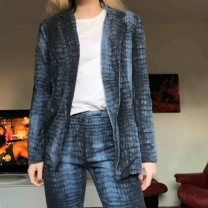  - Sjukt coolt set med bekväma byxor å kavaj i blå snakeprint mönster! Byxorna är lagom utsvängda där nere (kunde inte riktigt få till en bra bild) och är bra längd på mig som är 169! Båda för 250 eller en för 150 kr☺️