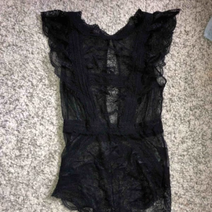  - Superfin populär body från H&M. Aldrig använd och därför i toppskick! Kan postas eller hämtas upp i Täby ☀️💛