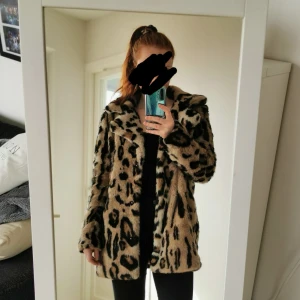 Pälsjacka NA-KD 36 - Snygg fuskpäls i leopard från NA-KD. Något stor i storleken men grymt gosig! Använd endast en säsong. Knappar framtill. Köparen står för frakt eller möts upp i centrala gbg. Hör av er om ni har frågor! 