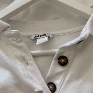  - Trendig tröja ifrån Monki, använd fåtal ggr. Frakt tillkommer💓