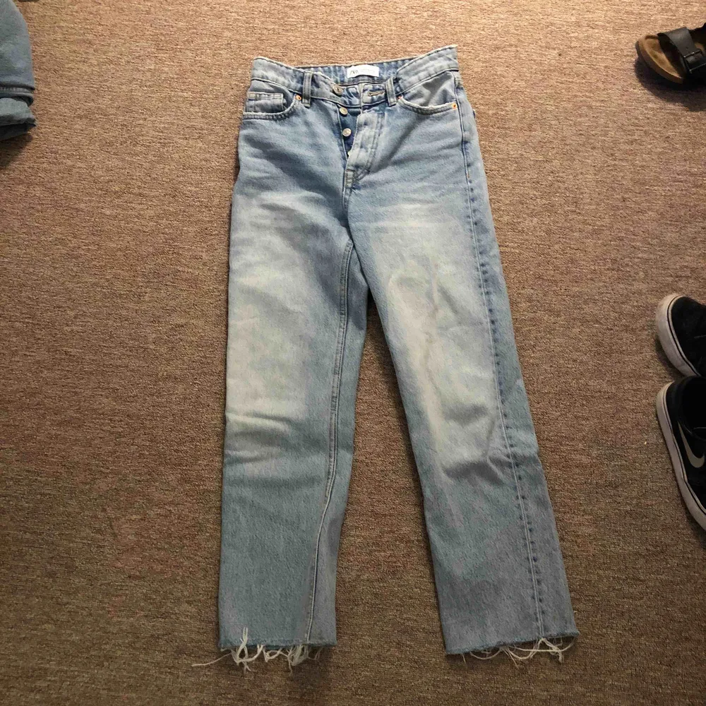 Sparsamt använda jeans då de e för stora. Supersnygga och köpta för 549💕. Jeans & Byxor.