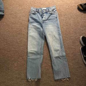 Sparsamt använda jeans då de e för stora. Supersnygga och köpta för 549💕