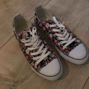  - Blommiga sneakers, oanvända 