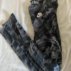  - Nike träningsbyxor i fint skick!  Passar S/M