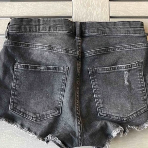  - Svart/gråa shorts från hm💕💕 Storlek 32 men passar säkert 34 också!! Knapp använda Max 2 gånger då de är för små för mig!! !! Köparen står för frakt !!! 