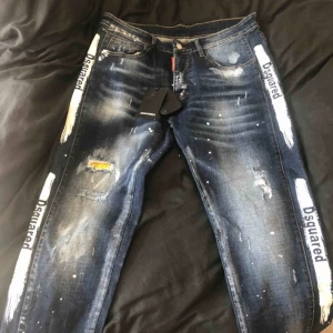 Dsquared2 jeans - Dsquared2 jeans  Aldrig använda Tag sitter kvar Extra knappar följs med Strl 50 motsvarar strl 32 i svensk storlek.  Frakt 90kr