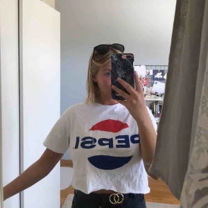  - Säljer denna supergulliga pepsitröja. Har cropat den själv. Kan mötas upp i Stockholm eller frakta. 👍🏻☀️
