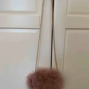  - Liten väska ifrån scorett ifrån märket tiamo. I väldigt bra skick 