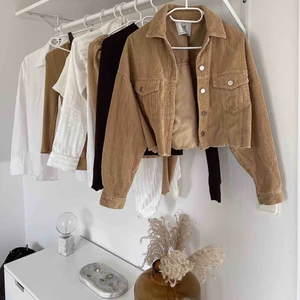 Zara  beige/brun manchesterjacka - Supersnygg beige manchesterjacka! Nyskick, använd endast 2 ggr!  HÖGSTA BUD 300kr