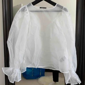  - Vit Topp i organza, aldrig använd. 