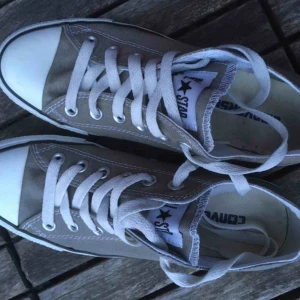  - Ett par converse skor helt nya och aldrig använda! Jättefint skick