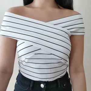 Randig off-shoulder topp - Säljer en fin off-shoulder topp i mycket fint skick, har använt den ett par få gånger. (Hämtas i Malmö eller fraktas).