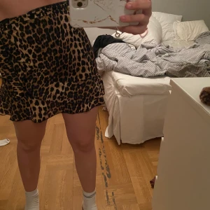 Leopard kjol - Fin kjol, nästintill oanvänd