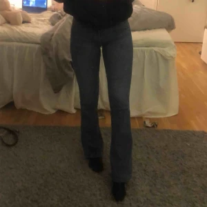 Lee jeans - Ett par nästintill oanvända bootcut jeans från lee. Använda 1 gång. Inköpta för 1099kr. Köparen står för frakt 🌸  (Det var väldigt mörkt när jag tog bilden på, de är ljusare, se bild 2-3)