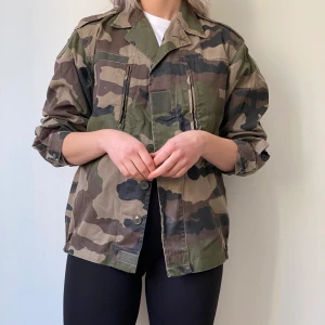 Militärjacka - / Köpt second hand   / Saknar storlek: Jag är en medium eller 38 och 174 cm / Skickar gärna! 