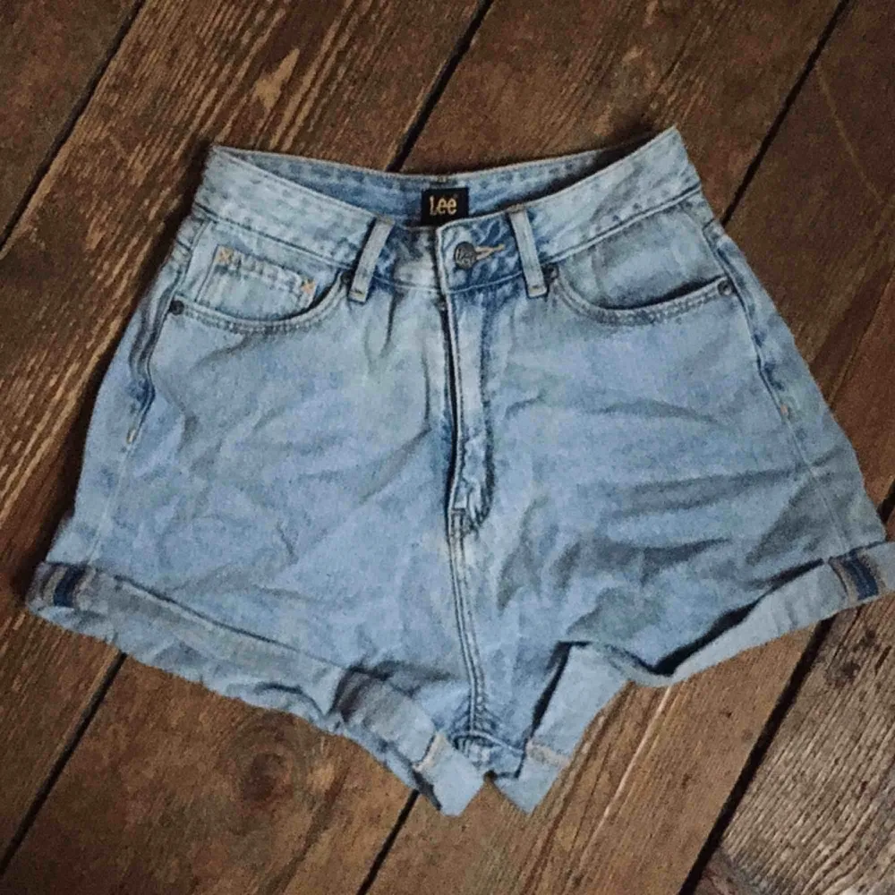 Jeanshorts med hög midja från Lee inköpa i Australien. Vet inte exakt vad 8 är för storlek här i jeans men jag upplever dom som XS/S. Möts upp i centrala Sthlm annars tillkommer frakt 🌴. Shorts.
