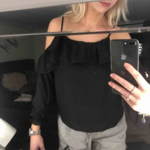  - Superfin tröja/blus från ginatricot som aldrig har blivit använd. I mycket bra skick och bra i storlek