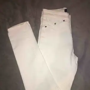 Helt nya oanvända NLY Jeans vita byxor. Jag har i normala fall S, men kunde inte ha dessa byxor så skulle säga att dem är mer XS i storleken. (Frakt får köparen betala) 