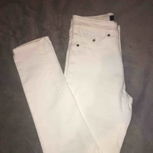  - Helt nya oanvända NLY Jeans vita byxor. Jag har i normala fall S, men kunde inte ha dessa byxor så skulle säga att dem är mer XS i storleken. (Frakt får köparen betala) 