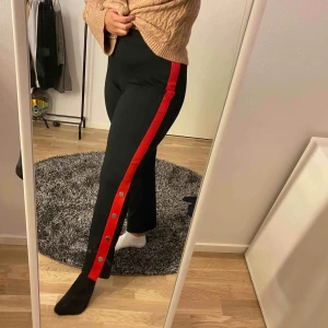  - Skitsnygga byxor från Gina Tricot! En del använda men nyskick ändå då det inte är några fläckar eller något är sönder osv. Gör ont i hjärtat att sälja dem men måste rensa! Finns i Karlskrona men kan skicka✨🦋
