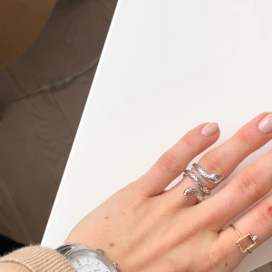 Orm-ring - Oanvänd ring med orm-mönster, frakt ingår. 