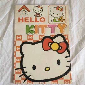  - hello kitty anteckningsbok💓alla sidor ser olika ut, lite brister men annars hur fin som helst 