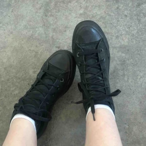  - äkta helsvarta converse! har nån skavank här och där men fungerar helt perfekt. storlek 37 men passar mig som är en 38 också! frakt ingår i priset 🥰