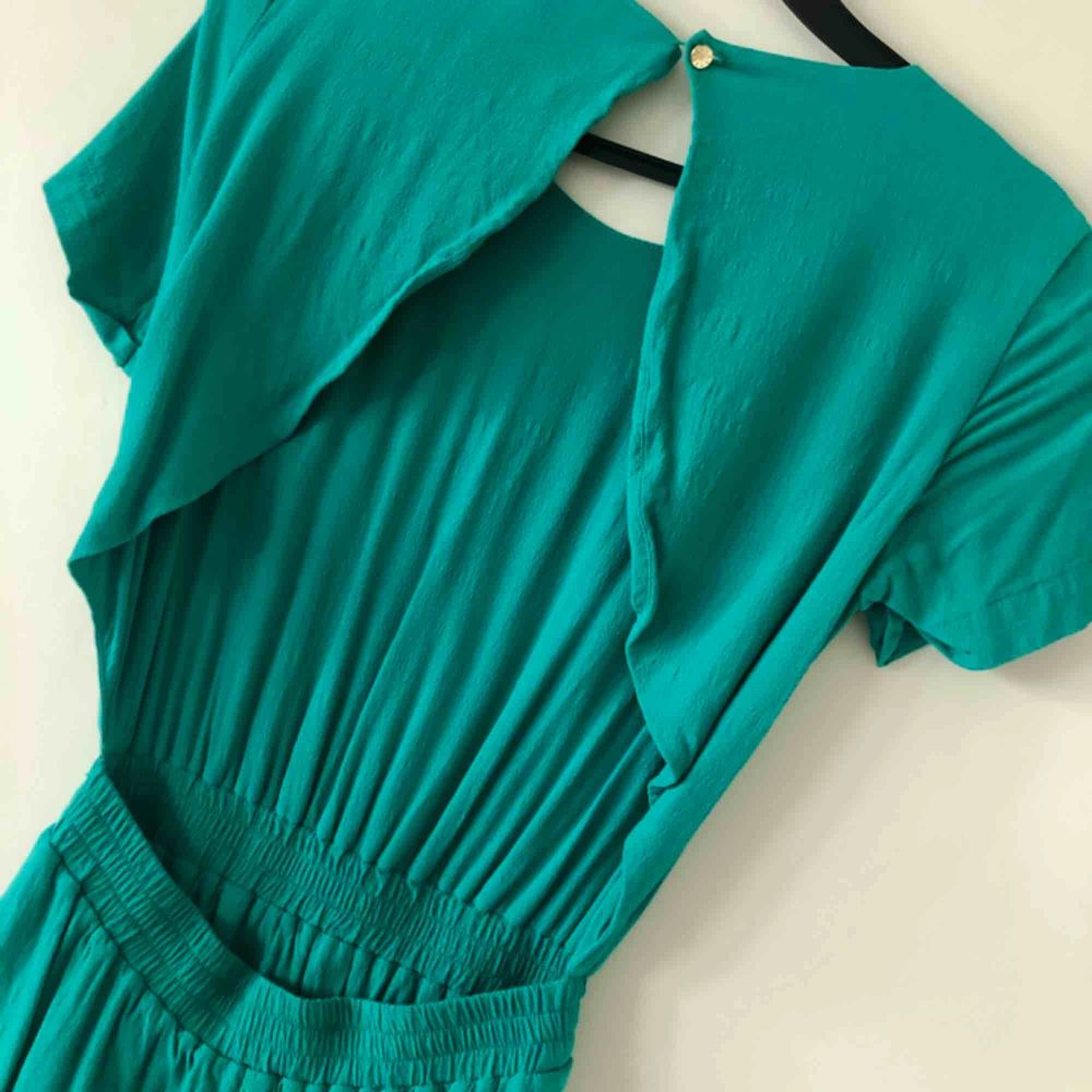 Grön klänning från Ivy Revel. Urringad i ryggen. Perfekt till sommaren 🌸. Klänningar.