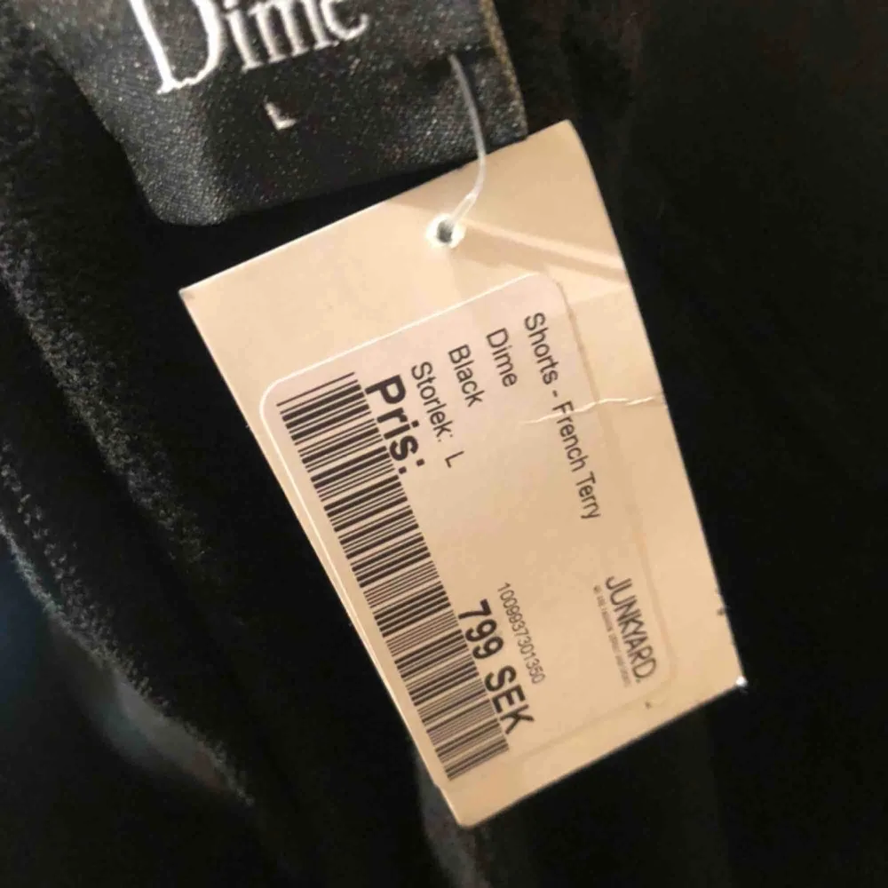 Oanvända DIME shorts, orginal pris 800kr, frakt ingår. Shorts.