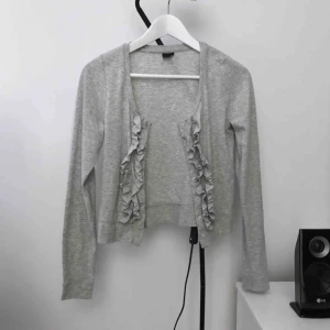  - En fin grå kofta från Gina Tricot för alla tillfällen! (Frakt tillkommer om den ska skickas)