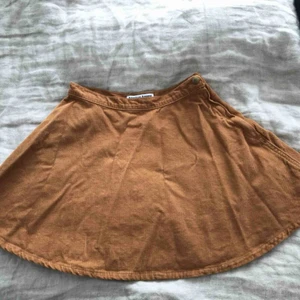  - Superfin kjol i manchestertyg från American Apparel, strl S. Kan mötas i Malmö eller skicka spårbart med Postnord, då tillkommer porto. Betalning via Swish