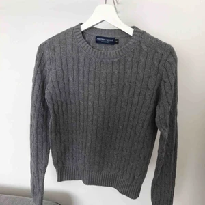  - Kabelstickad tröja strl M. Fint skick, hittar inget att anmärka på. Andra bilden är tagen från Google för att visa passform + färg.  Kan mötas i Malmö eller skicka spårbart med Postnord, då tillkommer porto. Betalning via Swish. 