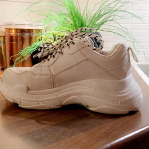chunky sneakers - använda en höst, finns även vita snören                                        skulle säga att dom passar 36-37                                                 BUDA!!