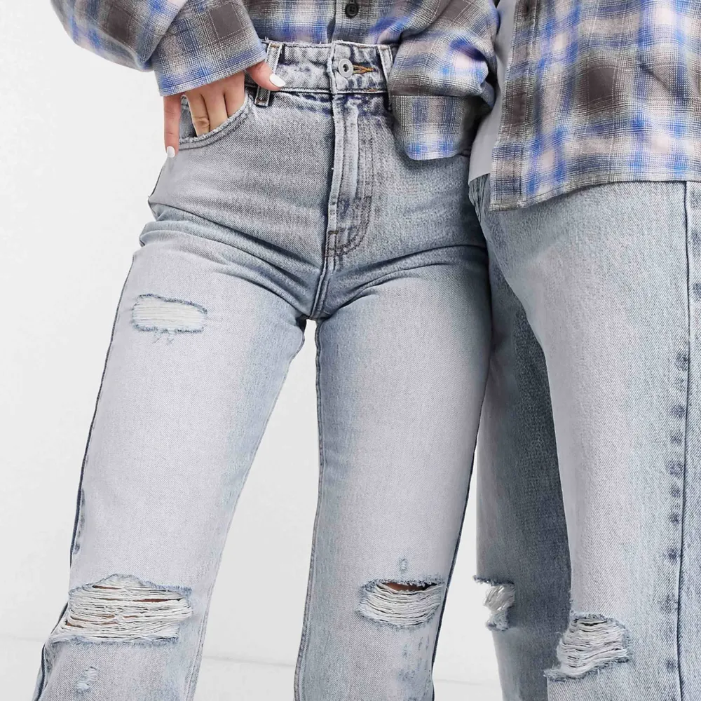 Ett par oanvända straight leg byxor med prislappen kvar, inte hunnit skicka tillbaka så säljer de!. Jeans & Byxor.