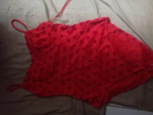 Rosa röd prickig  - Body