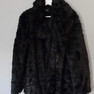  - Faux fur jacket från BikBok • Fint skick men en knapp av två har lossnat på stängningen • Har även fickor