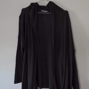  - Cardigan från Brandy Melville med luva och fickor • Sitter lite längre • Fint skick 