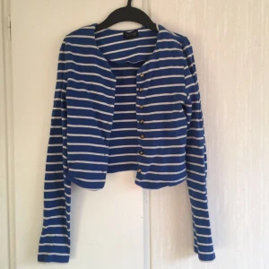  - Säljer en nästan oanvänd kofta/bolero från TopShop i strl 38 som köptes för ett tag sen men som bara hänger kvar Köparen står för frakt men kan mötas upp