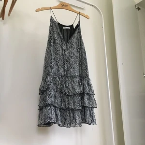  - Jättefin, efterfrågad zara-klänning med isabel marant-inspiration. Funkar från M-XS. Går att styla med ett skärp och sitter jättesnyggt