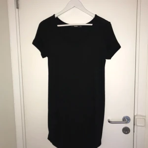  - Svart t-shirtklänning från bikbok. Använd ett fåtal gånger. Passar även S. Kan skickas eller mötas upp i Stockholm. 