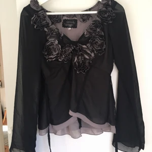  - Fin topp från märket Branting. Transparenta ärmar. Snören att knyta baktill. Frakt tillkommer. Betalas med swish.