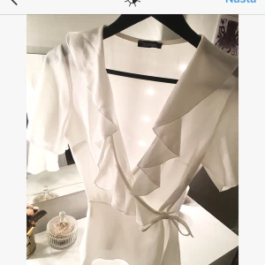  - Säljer en oanvänd endast testad topp från Boohoo! Sjukt snygg, är jätteledsen över att jag inte kunde ha den då jag tyvärr upplevde den som lite väl genomskinlig för min smak. En vit bh rekommenderas att ha under. Supersnygg till fest men även vardag 🥂 Man knyter den både på insidan och utsidan. Köparen står för eventuell frakt och betalning sker via Swish! 💫