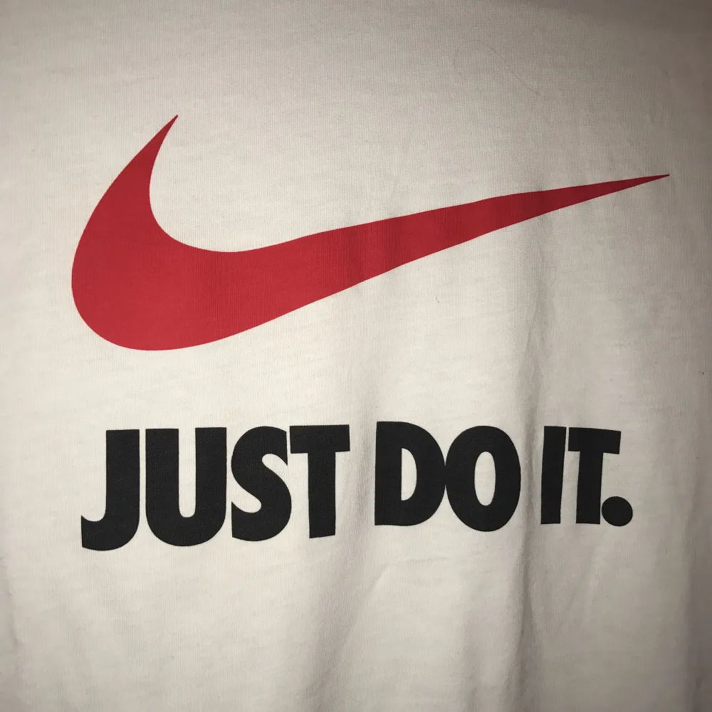Näst intill oanvänd Nike tisha, köpt på Nike i Serbien denna sommar. Använd ca 2-3 gånger. Det är en lite. Large, då den är köpt på ungdoms avdelningen, så en stor S/Normal M  ✨Köparen står för frakten✨ . T-shirts.