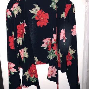  - Härlig Blommig blus från Top shop och ett silkes jätte skön material. 