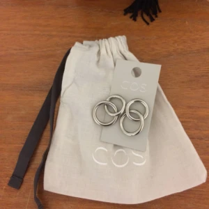  - Helt nyinköpte örhängen från Cos i mässing. Jag bjuder på frakten.